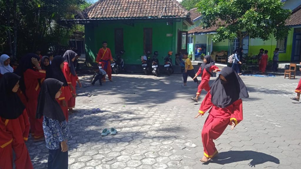 Menggali Kecakapan dan Kedisiplinan Melalui Ekstrakurikuler Tapak Suci di SD Muhammadiyah Ambarketawang 2